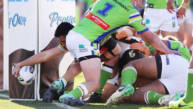 Tyrone May reaches out to score the matchwinning try for the Panthers.