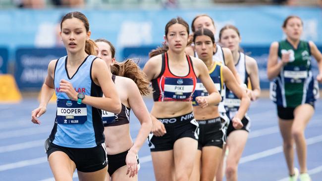 Fleur Cooper winning her heat in the girls 800m 15 years.