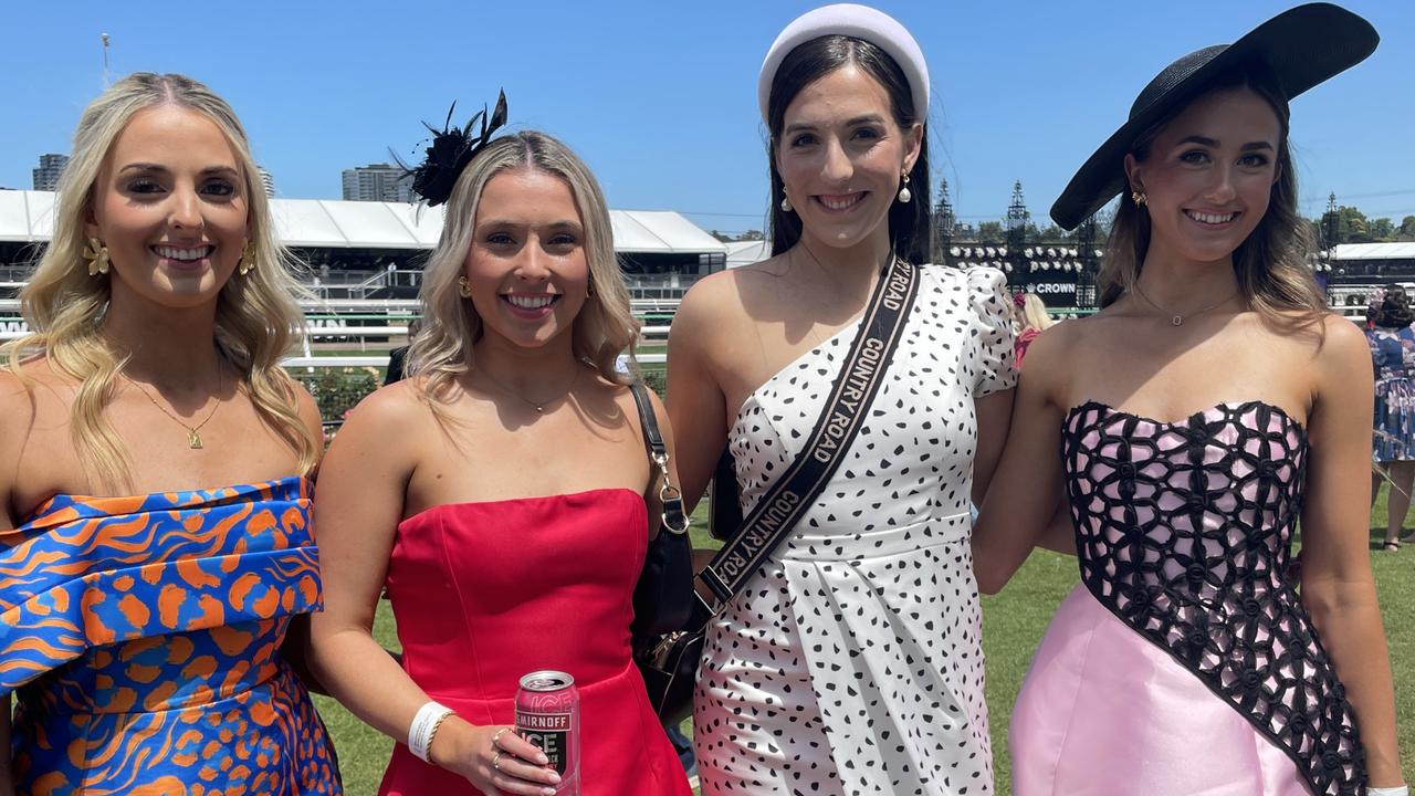 275+ faces: Crown Oaks Day 2024