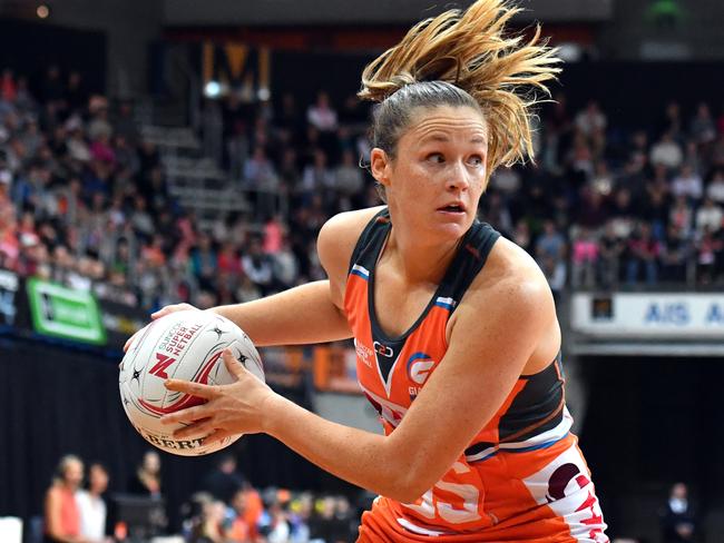Giants goal shooter Susan Pettitt in action during the Round 12 Super Netball match between the Giants Netball and the Melbourne Vixens at AIS Stadium in Canberra, Sunday, May 14, 2017. (AAP Image/Mick Tsikas) NO ARCHIVING, EDITORIAL USE ONLY