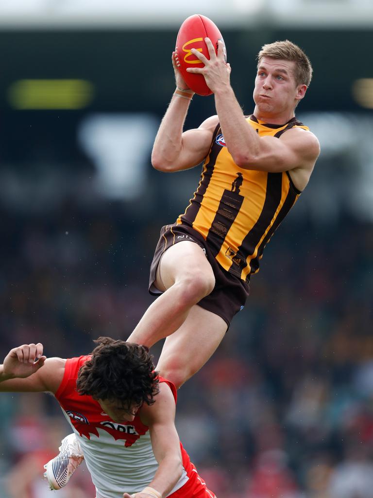 … and pulls down a spectacular grab. Picture: Michael Willson/AFL Photos via Getty Images