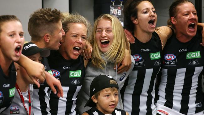 Injured Magpie Kate Sheahan sings the Collingwood theme song with teammates and tennis star and friend Daria Gavrilova. Picture: Michael Klein