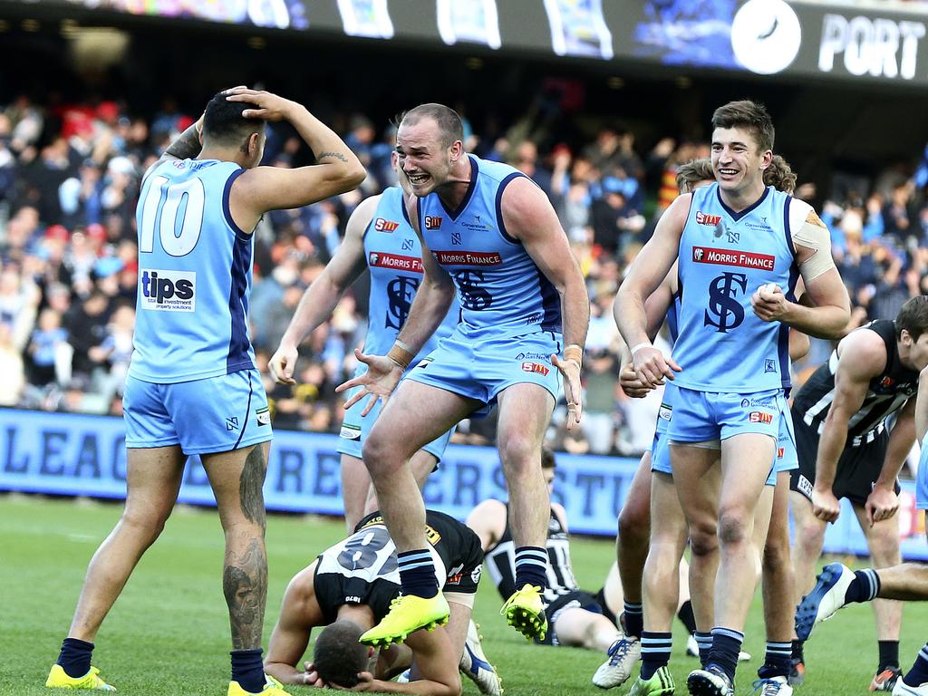 Zane Kirkwood and team-mates celebrate Stury’s win on the siren. Picture Sarah Reed