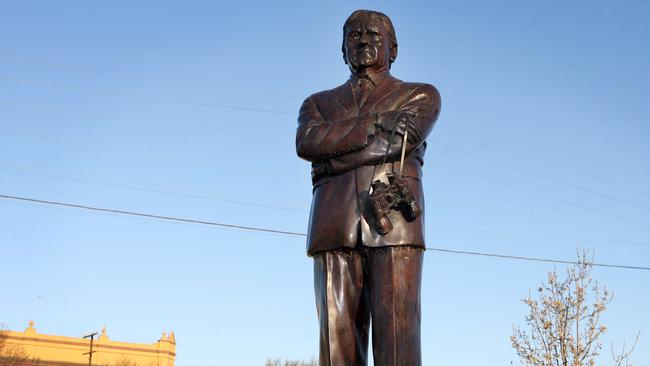 Ray Warren statue in Junee.