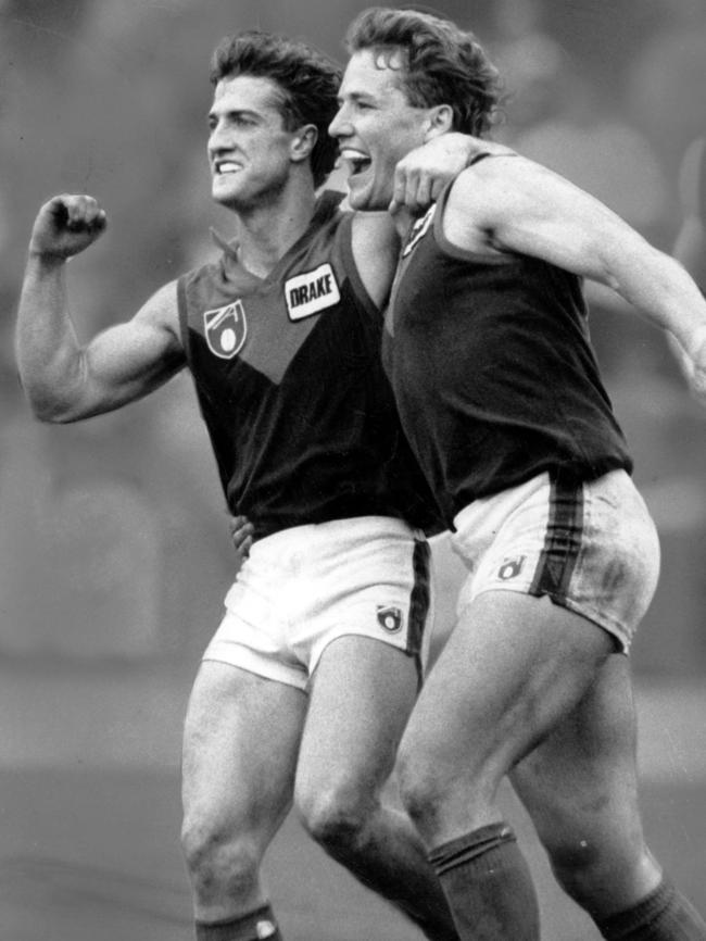 Luke Beveridge and Allen Jakovich celebrate Melbourne’s elimination final win in 1991.