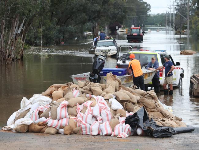 Residents fighting floodwaters in Echuca. Picture: David Caird