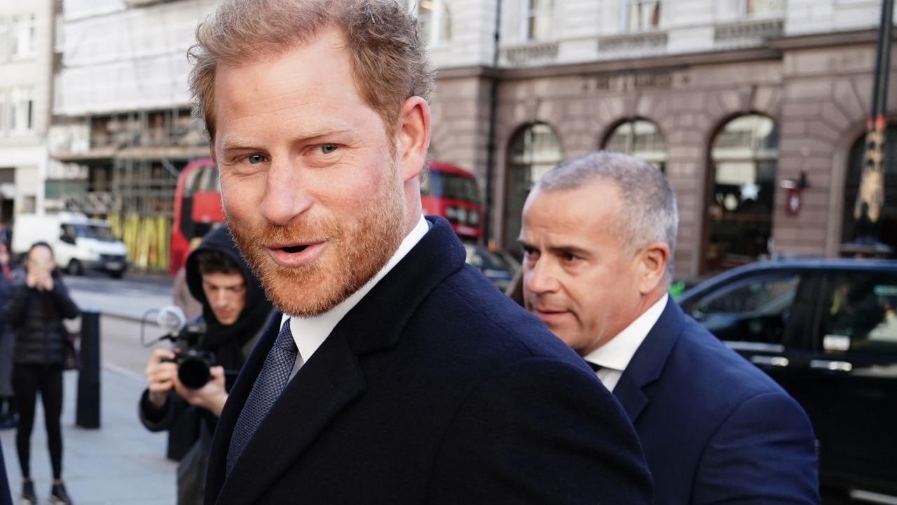 Prințul Harry s-a întors la Londra pentru a duce o luptă comună la Înalta Curte din Marea Britanie cu Liz Hurley, Sadie Frost și Sir Elton John împotriva editorului Daily Mail Associated Newspapers