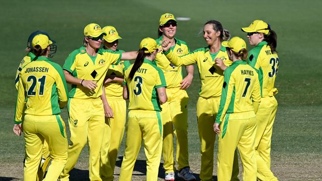 The Aussies began the summer of cricket in fine style by beating the Kiwis.