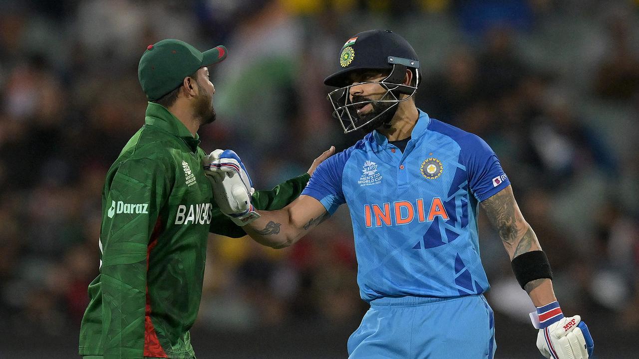 Virat Kohli (phải) của Ấn Độ nói chuyện với đội trưởng Shakib Al Hasan của Bangladesh sau một pha bóng không vào bóng gây tranh cãi tại Adelaide Oval vào ngày 2 tháng 11 năm 2022. Ảnh: AFP