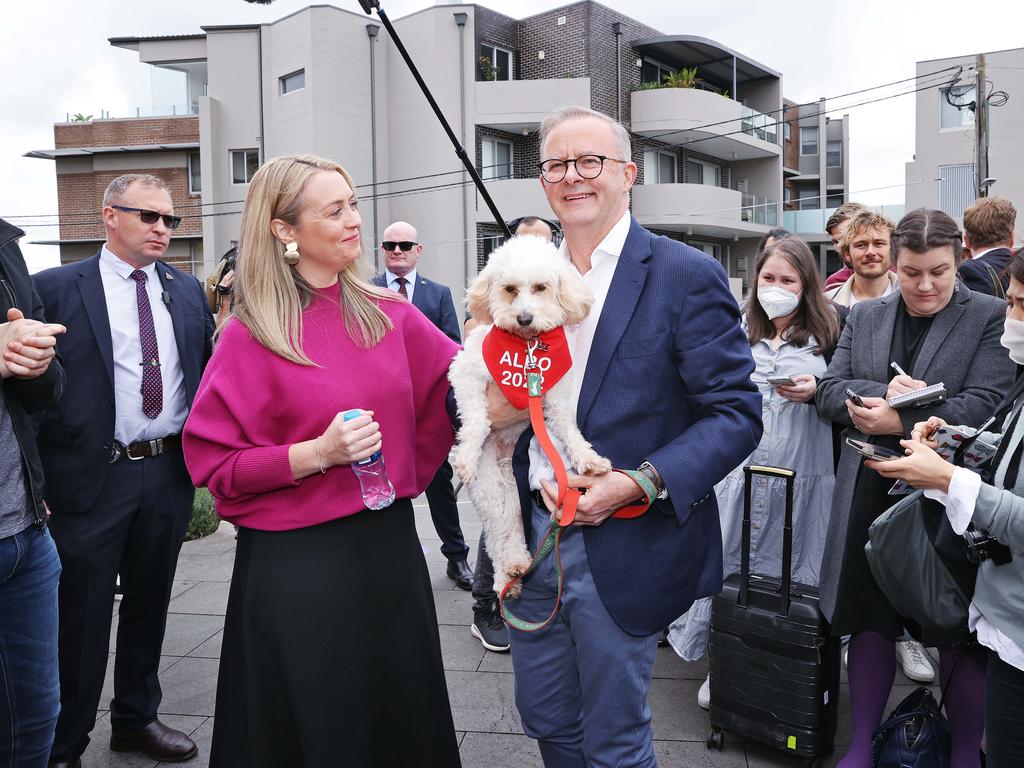 安东尼·阿尔巴尼斯（Anthony Albanese）带着他的爱犬托托（Toto）前往2022年联邦大选投票。图片：萨姆·鲁廷（Sam Ruttyn）