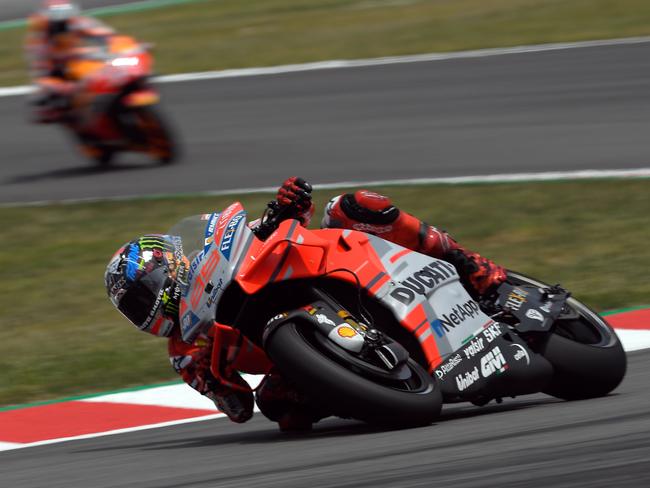 TOPSHOT - (FromL) Ducati Team's Spanish rider Jorge Lorenzo and Repsol Honda Team's Spanish rider Marc Marquez ride during the Catalunya MotoGP Grand Prix race at the Catalunya racetrack in Montmelo, near Barcelona on June 17, 2018. / AFP PHOTO / LLUIS GENE