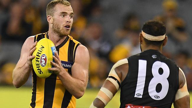 Tom Mitchell of the Hawks (left) and Travis Varcoe of the Magpies.