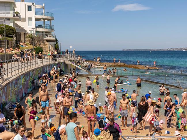 SYDNEY, AUSTRALIA - NewsWire Photos - OCTOBER 1, 2023: Sydneysiders are pictured cooling off at Bondi Beach as Australia’s eastern states are forecast to swelter through the holiday weekend with temperatures forecast to reach 36C. Picture: NCA NewsWire / Seb Haggett