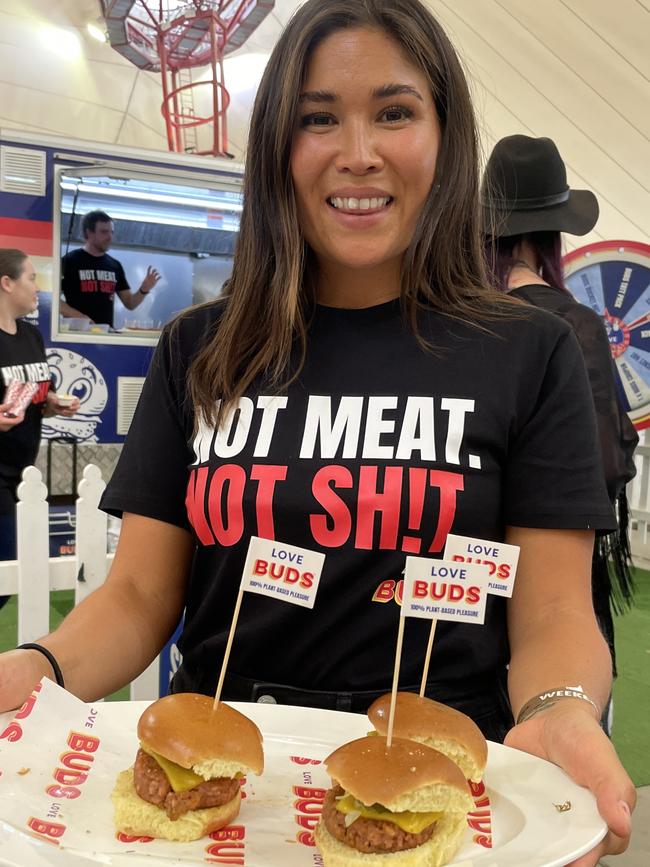 Love Buds' Mia Sandin serves up some plant meat sliders at Meatstock 2023 at the Melbourne Showgrounds.