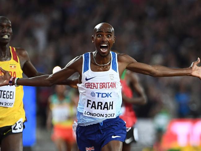 TOPSHOT - Britain's Mo Farah wins the final of the men's 10,000m athletics event at the 2017 IAAF World Championships at the London Stadium in London on August 4, 2017. / AFP PHOTO / Jewel SAMAD