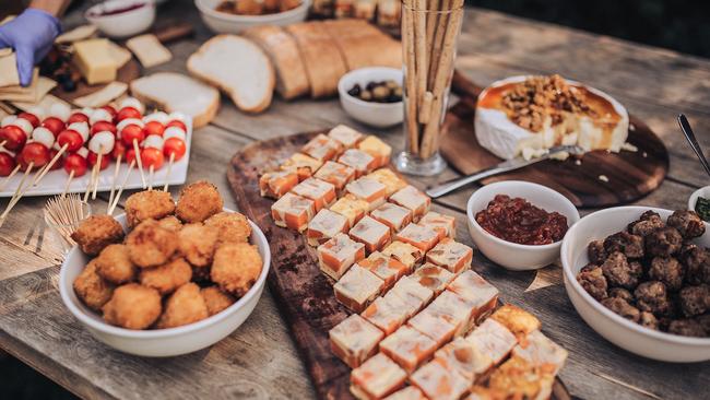 Shared mains at a wedding at Lake Breeze. Photographer: Alysha Sparks