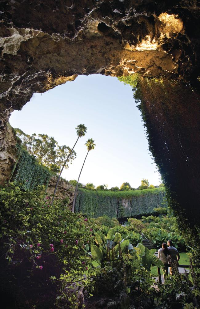 Umpherston Sinkhole Umpherston Sinkhole’s Sunken Garden.