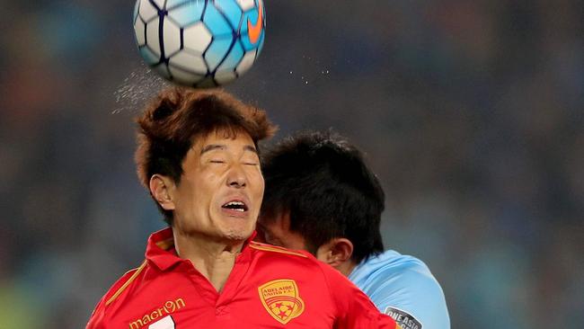 Kim Jaesung (front) of Australia's Adelaide United fights for the ball during the AFC Champions League group stage football match against China's Jiangsu FC in Nanjing, east China's Jiangsu province on March 1, 2017. / AFP PHOTO / STR / CHINA OUT