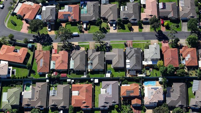 Net Australian household worth rose to a fresh record high of $13.43 trillion in 2Q 2021 and wealth per capita rose to a record high of $522,032. Above, houses in western Sydney. Picture: NCA NewsWire / Gaye Gerard