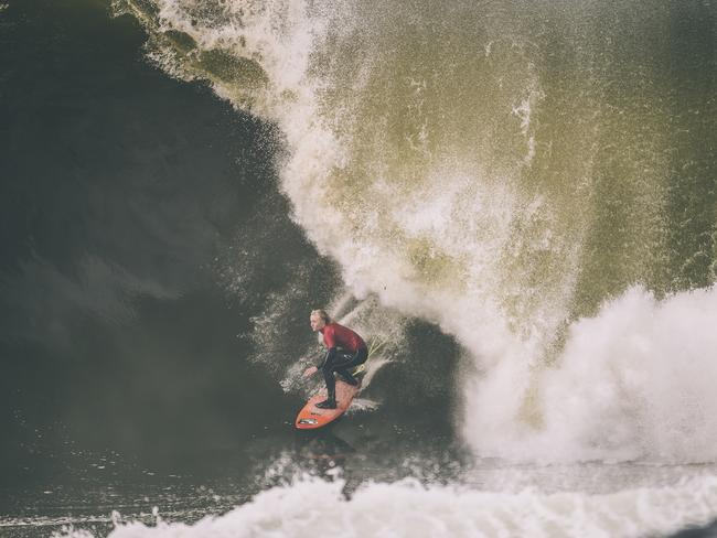 Surfers Ride Sydney Storm Swell At Red Bull Cape Fear Contest While Bodyboarders Take On Shark Island Daily Telegraph