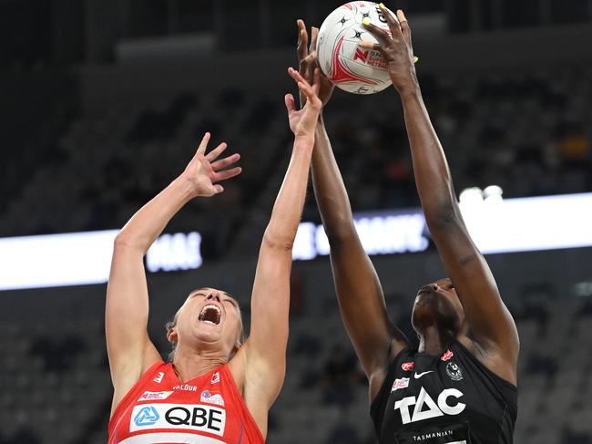 MELBOURNE, AUSTRALIA - MARCH 18: Shimona Nelson of the Magpies catches the ball as Sarah Klau of the Swifts attempts to defend during the round one Super Netball match between Collingwood Magpies and NSW Swifts at John Cain Arena, on March 18, 2023, in Melbourne, Australia. (Photo by Morgan Hancock/Getty Images)