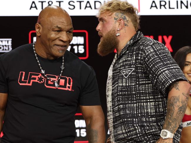 NEW YORK, NEW YORK - AUGUST 18: Mike Tyson and Jake Paul attend Fanatics Fest Press Conference at Javits Center on August 18, 2024 in New York City.   Michael Loccisano/Getty Images/AFP (Photo by Michael loccisano / GETTY IMAGES NORTH AMERICA / Getty Images via AFP)