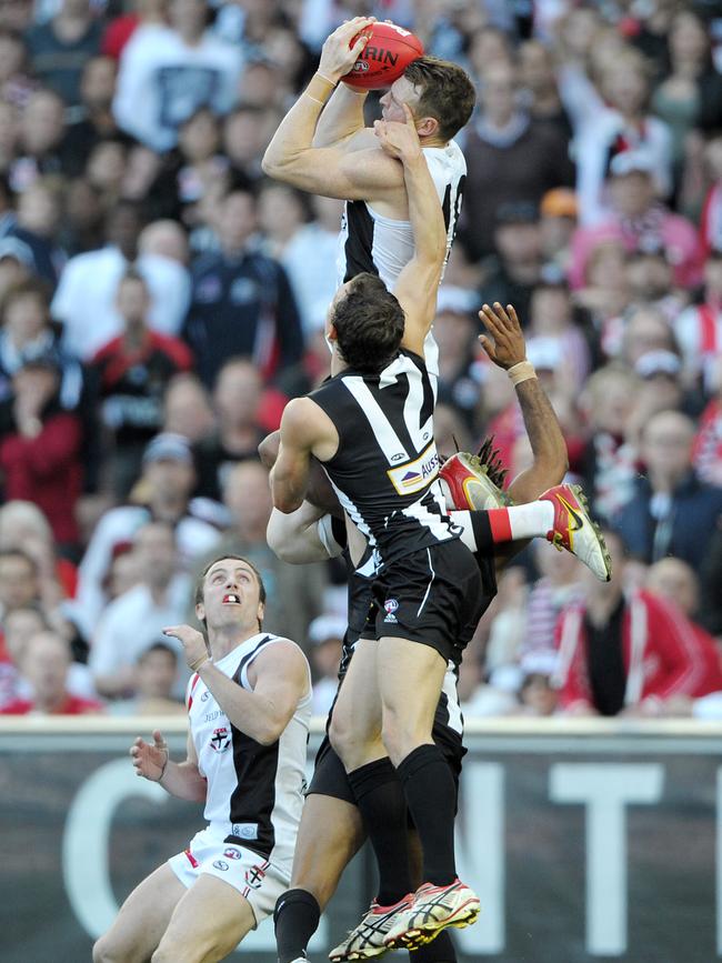 Brendon Goddard pulls down a hanger during the drawn 2010 Grand Final.