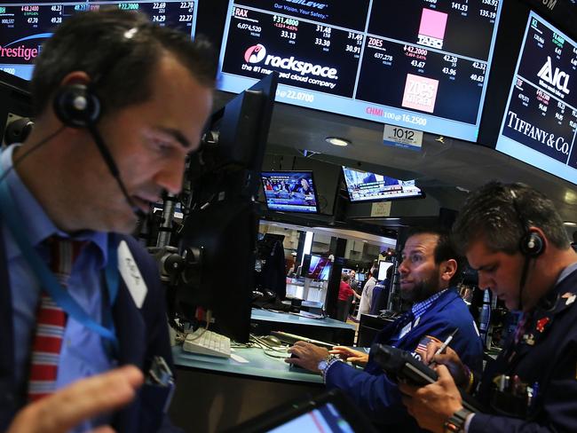 NEW YORK CITY, NY - AUGUST 06: Traders work on the floor of the New York Stock Exchange (NYSE) on August 06, 2015 in New York City. The Dow Jones industrial average fell 120 points today as Wall Street braces for Friday's employment report which will give a more solid indication of the timing of a rate hike by the Federal Reserve. Spencer platt/Getty Images/AFP == FOR NEWSPAPERS, INTERNET, TELCOS & TELEVISION USE ONLY ==