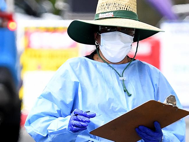 BRISBANE, AUSTRALIA - NewsWire Photos - MARCH 31, 2021.Health workers process cars lining up at a COVID-19 testing drive-through clinic in Brisbane. Greater Brisbane has been placed in  three-day lockdown due to a growing covid cluster.Picture: NCA NewsWire / Dan Peled