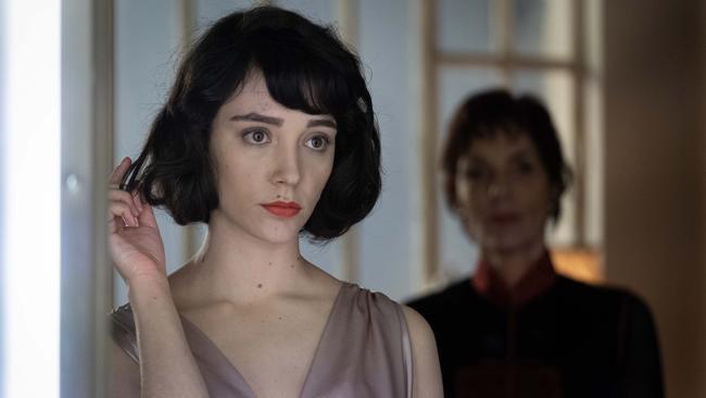 Clara Antoons and Élizabeth Bourgine in Maigret