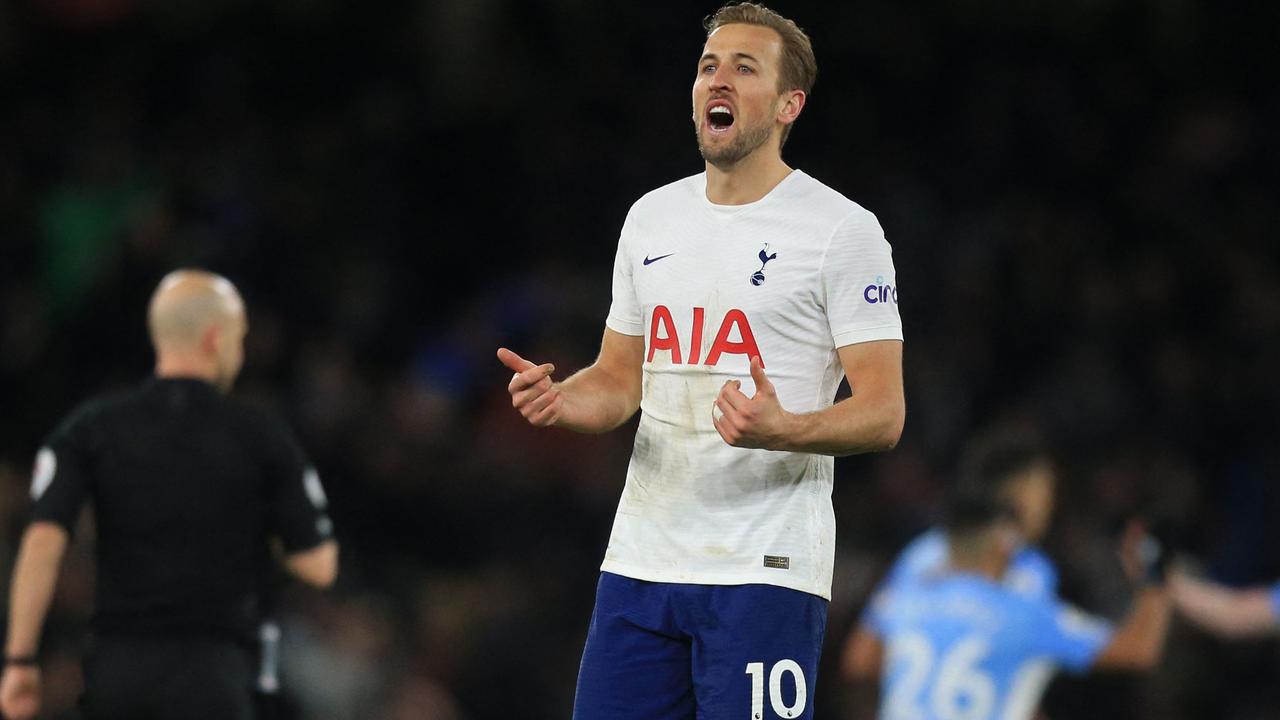 Tottenham Hotspur's English striker Harry Kane speaks to his teammates after conceding a late second goal during the English Premier League football match between Manchester City and Tottenham Hotspur at the Etihad Stadium in Manchester, north west England, on February 19, 2022. (Photo by Lindsey Parnaby / AFP)