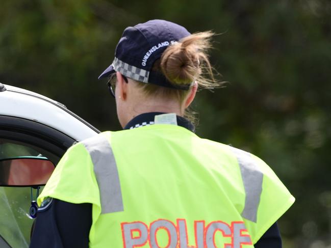 GOLD COAST, AUSTRALIA - NewsWire Photos DECEMBER 23 2020: Police check cars as they cross the Queensland NSW border at Stuart Str Coolangatta. Picture: NCA NewsWire / Steve Holland