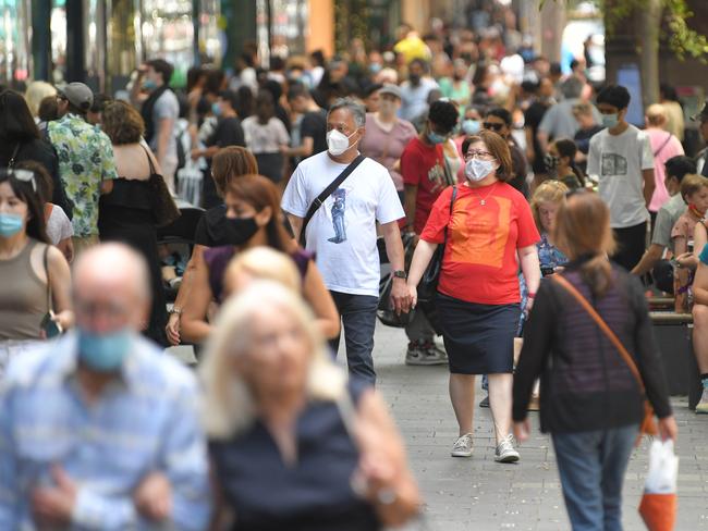 SYDNEY, AUSTRALIA - NewsWire Photos - DECEMBER 18 2021: Some shoppers in Pitt St Mall are donning masks when others are not as NSW residents have eased restrictions despite very high Covid 19 numbers.Picture: NCA NewsWire/Simon Bullard