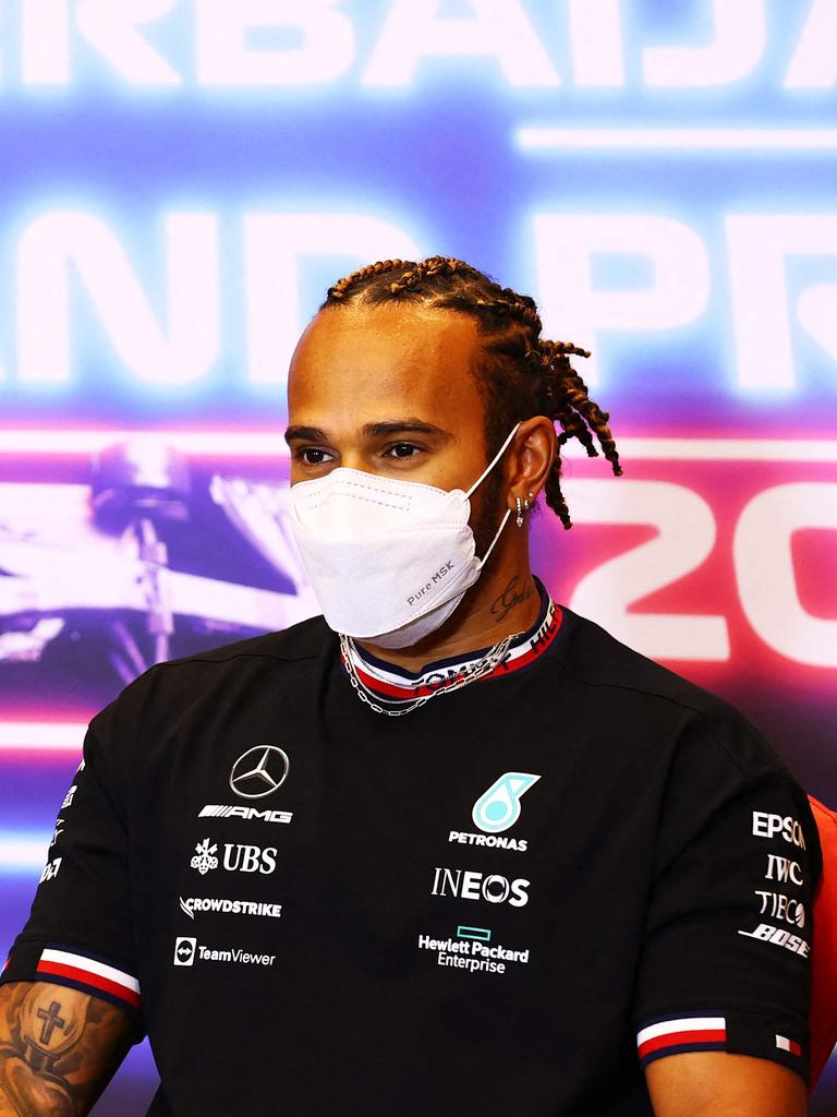 Lewis Hamilton is standing by the tennis star (photo by Francois Nel/POOL/AFP).