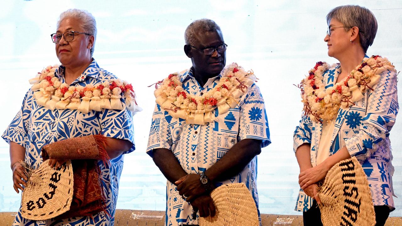 Australia's Foreign Minister Penny Wong and Solomon Islands Prime Minister Manasseh Sogavare (centre) chat as Samoa Prime Minister Fiamē Naomi Mataʻafa (left) looks on during traditional welcoming ceremonies at the Pacific Islands Forum. (Photo by William WEST / AFP)