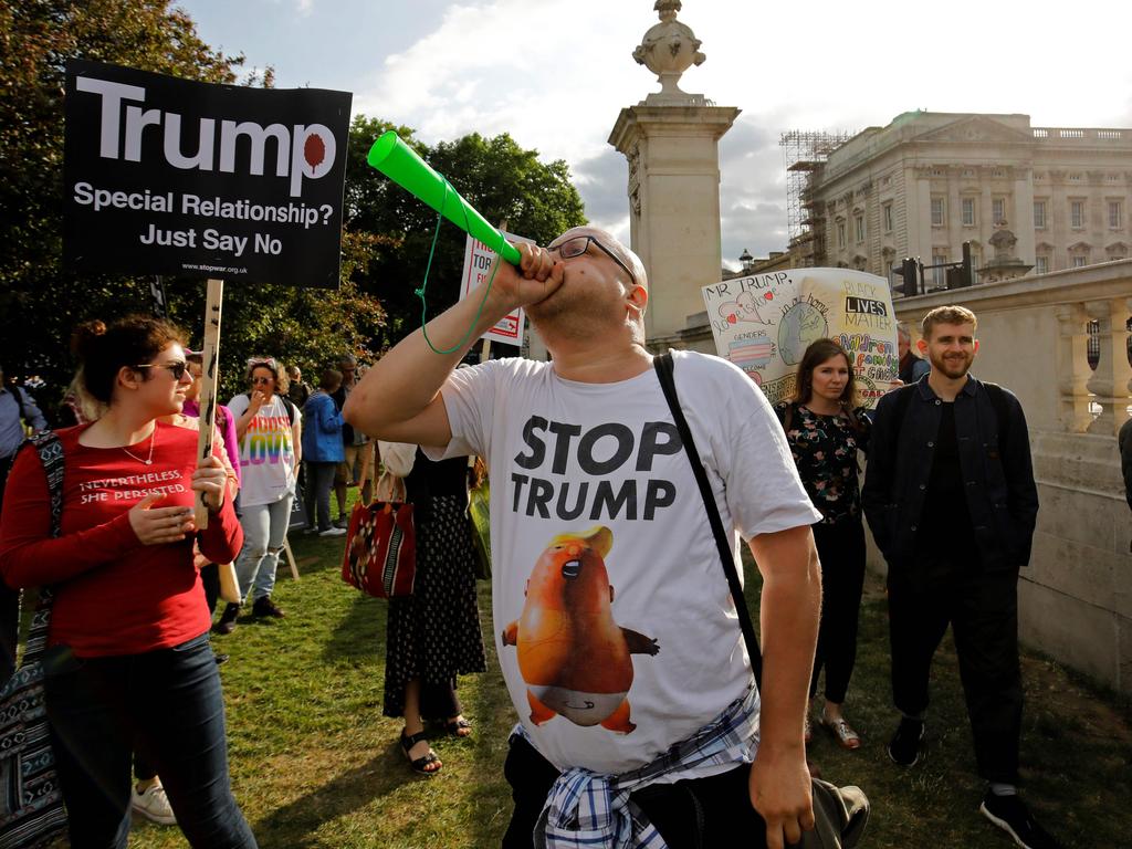 Anti-Trump demonstrators outside Buckingham Palace. Picture: Tolga AKMEN / AFP.