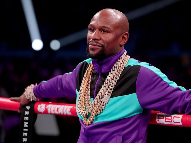 ARLINGTON, TEXAS - MARCH 16: Floyd Mayweather Jr. stands in the ring before Errol Spence Jr takes on Mikey Garcia in an IBF World Welterweight Championship bout at AT&T Stadium on March 16, 2019 in Arlington, Texas.   Tom Pennington/Getty Images/AFP == FOR NEWSPAPERS, INTERNET, TELCOS & TELEVISION USE ONLY ==