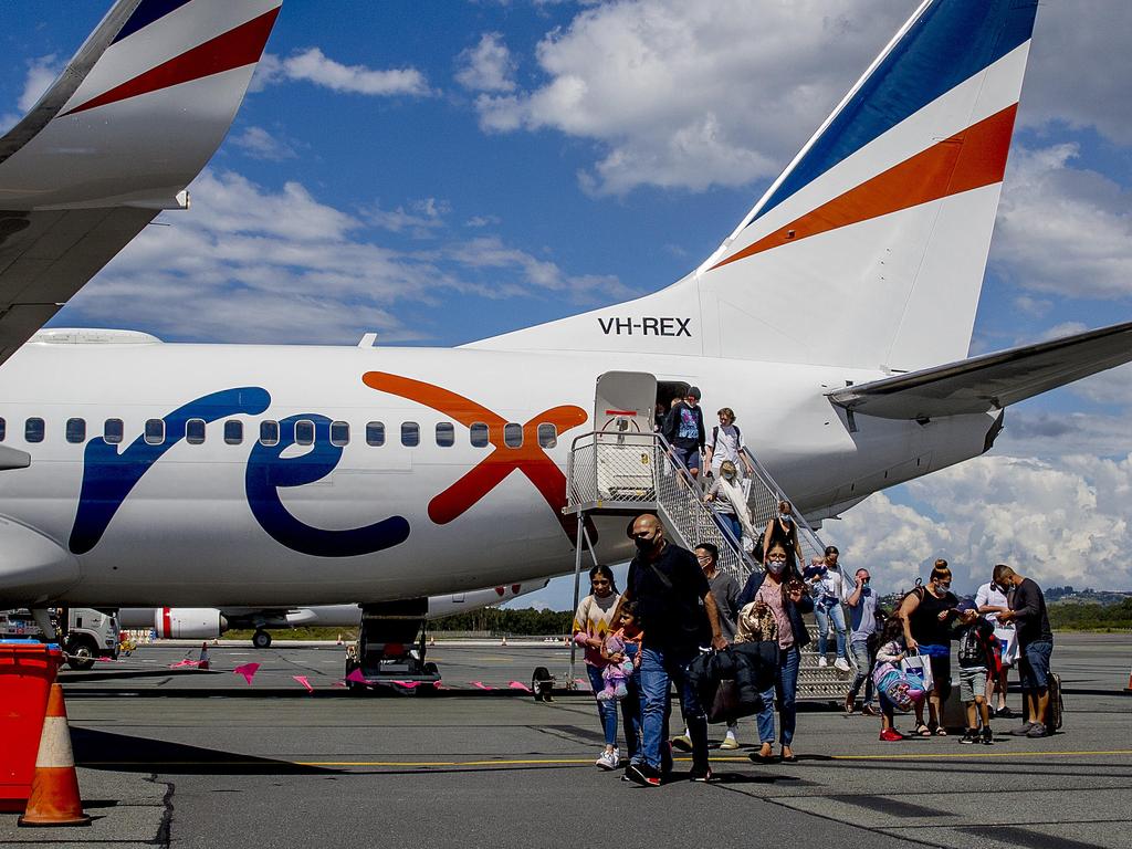 Le premier avion de Rex Airlines atterrissant à l'aéroport de Gold Coast.  Rex a lancé de nouveaux services biquotidiens entre la Gold Coast et Melbourne.  Passagers sortant de l'avion après leur arrivée sur la Gold Coast depuis Melbourne.  Photo : Jerad Williams