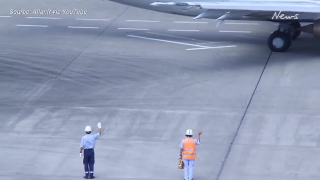 Airport act crew never fail to do in Japan