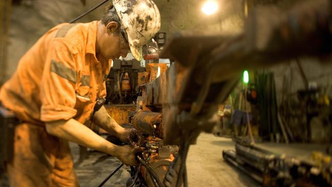 The growing industry skills shortage, particularly in WA, throws the shadow of rising costs over the gold sector, analysts say.