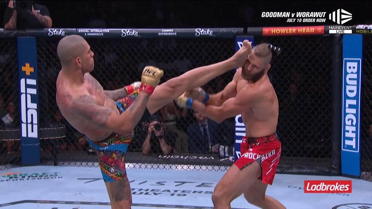 Alex Pereira knocks out Jiri Prochazka in UFC 303.