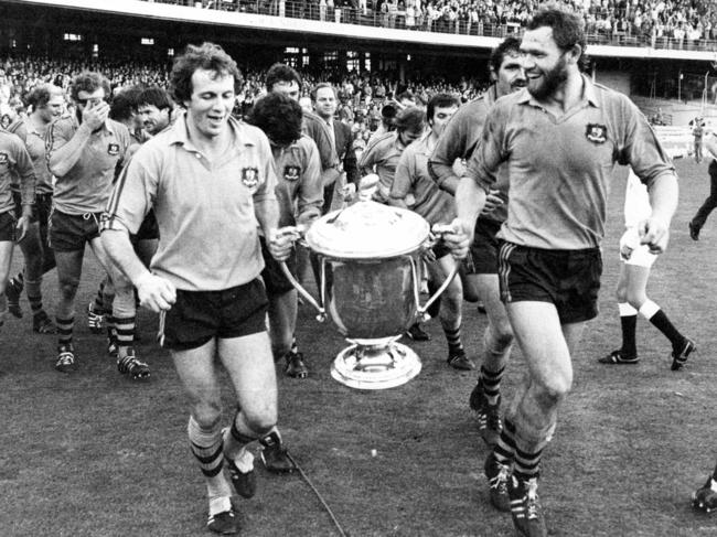 Paul McLean (L) and Mark Loane lead teammates on lap of the SCG with the Bledisloe Cup trophy after the win. Picture: Ian Mainsbridge