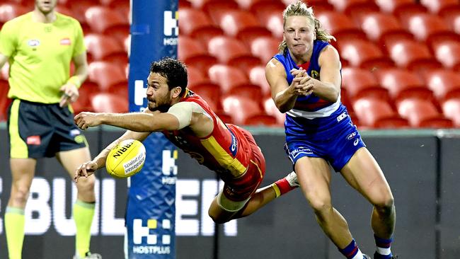 Suns defender Jarrod Harbrow spoils in front of Cody Weightman as the Bulldogs ground out a narrow win at Metricon Stadium Picture: Getty Images