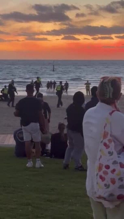 Man drowns off St Kilda Pier