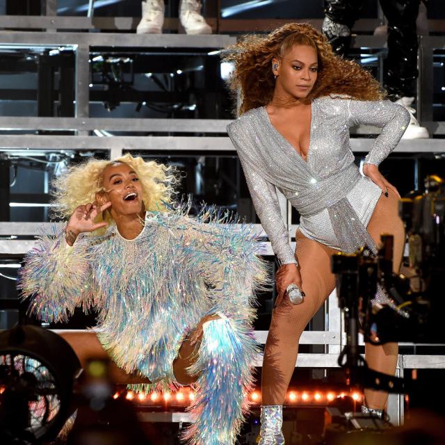 Beyonce S Coachella Wardrobe Malfunctions From Wind Machine To