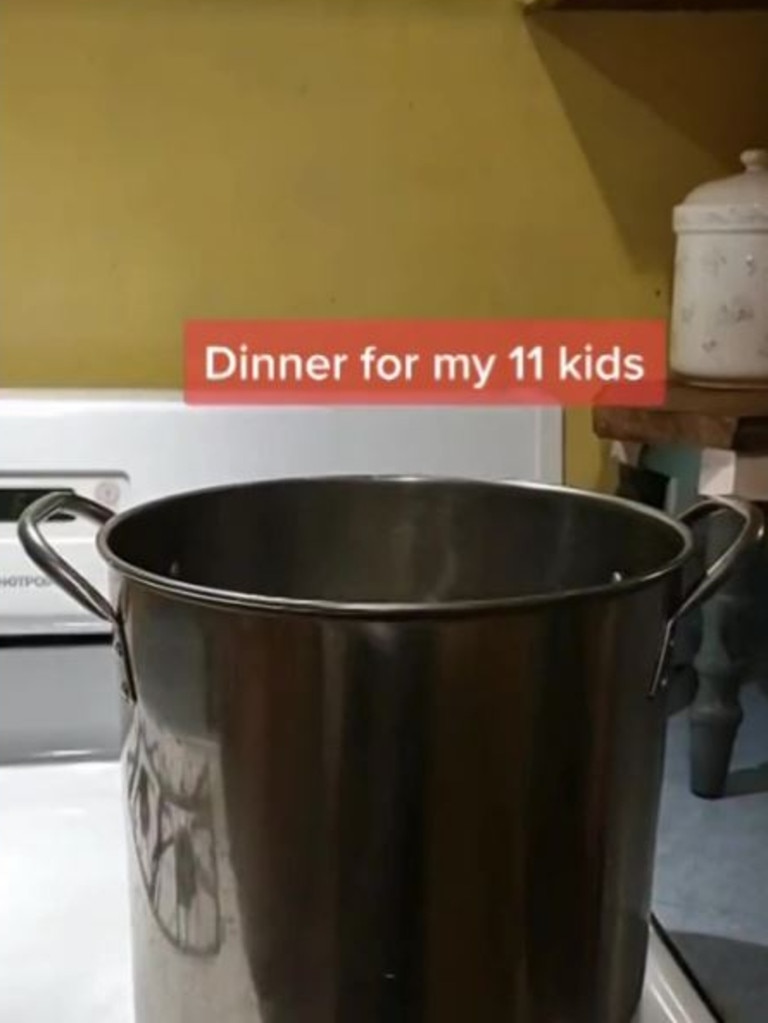 She showed how she prepares a meatless pasta dish for her kids. Picture: TikTok/thismadmama