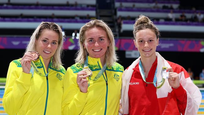 Kiah Melverton, Ariarne Titmus and Summer McIntosh with their medals after the 400m freestyle. Picture: Mark Kolbe/Getty Images