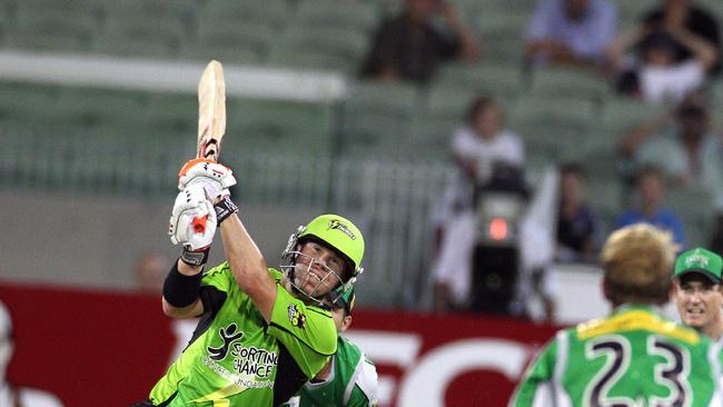 Sydney Thunder have emerged as favourites to sign David Warner if he decides to return to the BBL.