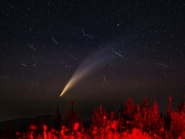 EMBARGO FOR TWAM, 26 APRIL 2025. ONE TIME USE. FEE APPLIES. Comet over Green Hills, photo: Robyn MacRae