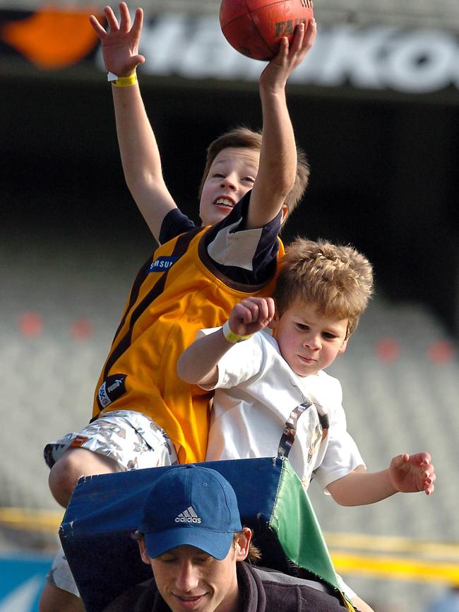 Jake Kelly goes up for a hanger on Josh Fraser.